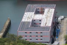 es como entrar en alcatraz: los primeros ocupantes describen la barcaza flotante que alojara a 500 solicitantes de asilo en reino unido