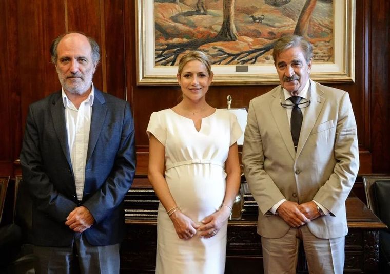 Fabiola Yáñez se prepara con sus mejores vestidos para recibir a su primer bebé Foto: Instagram