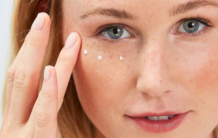 La zona de piel que rodea el ojo debemos cuidarla especialmente. Foto: isdin.com