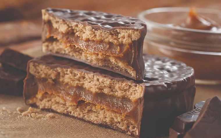 El baño de chocolate y el relleno de dulce de leche es un clásico argentino Foto: Sputnik