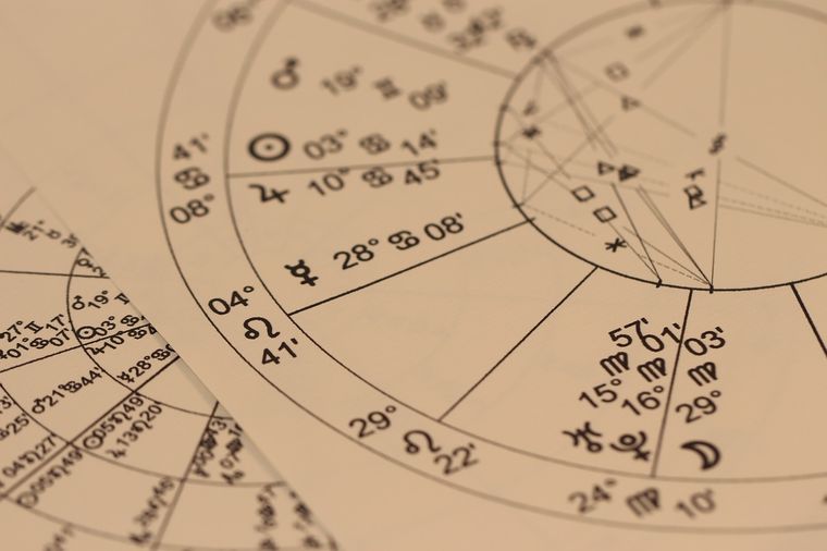 La carta astral se trata de una herramienta de autoconocimiento que describe las energías que conforman la esencia de cada persona. Foto: Unsplash