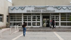 Tras ser rescatada del incendio, la familia fue trasladada al Hospital Carrillo para recibir atención médica. Foto: ALF PONCE MERCADO / MDZ Tras ser rescatada del incendio, la familia fue trasladada al Hospital Carrillo para recibir atención médica. Foto: ALF PONCE MERCADO / MDZ