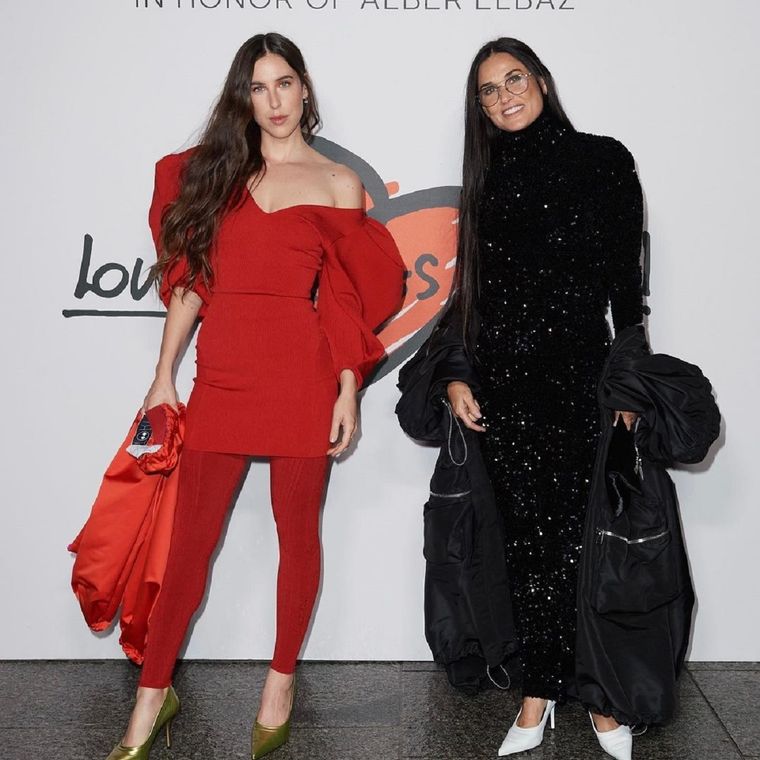 Demi Moore y su hija de noche, super cancheras, en el desfile homenaje a Alber Elbaz. Foto: Instagram