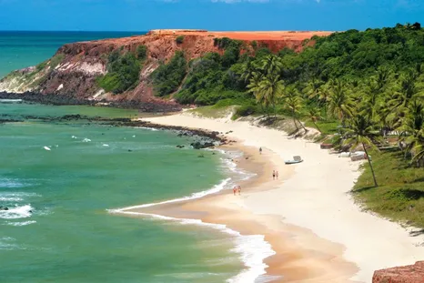 La playa con comodidades para disfrutar todo el día. La playa con comodidades para disfrutar todo el día.
