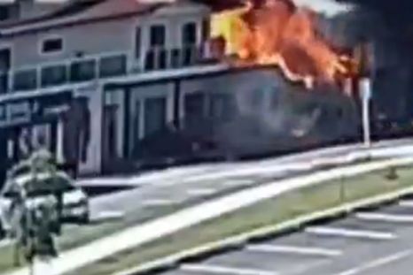 El restaurante se prendió fuego tras el impacto de la avioneta. El restaurante se prendió fuego tras el impacto de la avioneta.