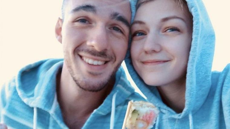 La pareja irradiando felicidad. Parece que el hombre mató a la chica