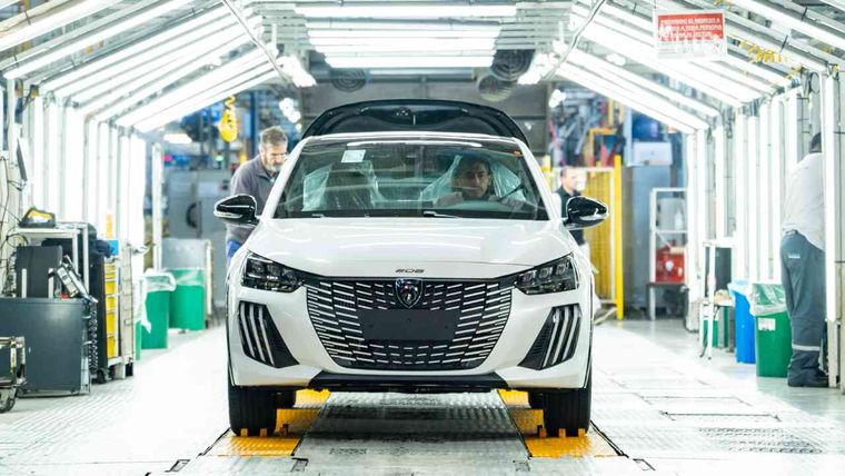Stellantis inicia en El Palomar la producción de vehículos con tecnología Híbrida 