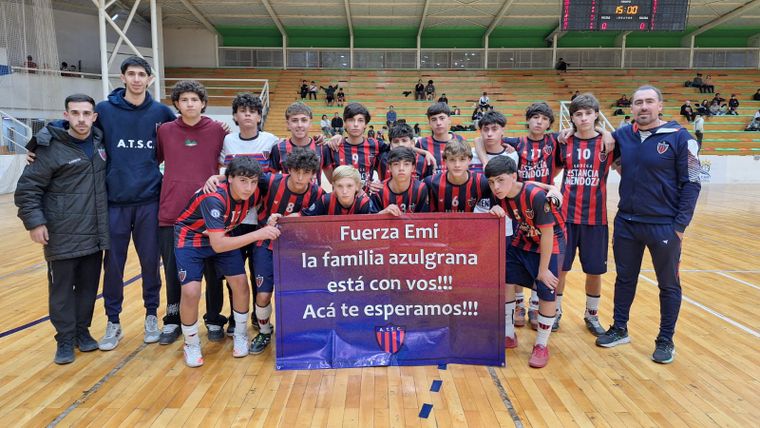 Los jugadores C15 Rojos enviando todo su apoyo a Emi Troncoso. Los jugadores C15 Rojos enviando todo su apoyo a Emi Troncoso.