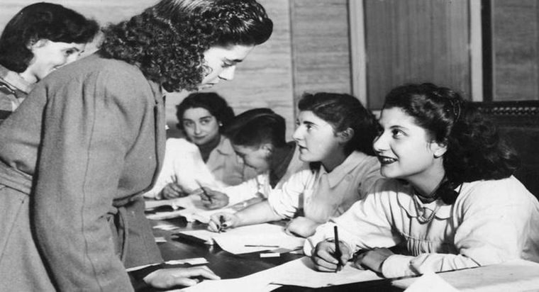 Las mujeres ejercieron su voto por primera vez en Argentina en las elecciones de 1951, y el voto femenino representó un cambio importante en el padrón electoral. Las mujeres ejercieron su voto por primera vez en Argentina en las elecciones de 1951, y el voto femenino representó un cambio importante en el padrón electoral.