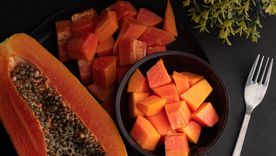 Las frutas y vegetales de color naranja ayudan a reducir los radicales libres y a prevenir las enfermedades cardiovasculares. La papaya actúa como un diurético natural. Foto: Unsplash