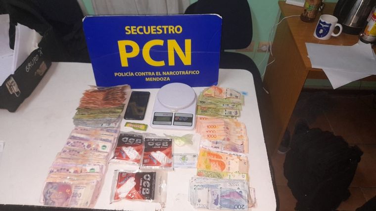 Se secuestró más de 100 dosis de clorhidrato de cocaína, cerca de medio millón de pesos. Foto: Ministerio de Seguridad