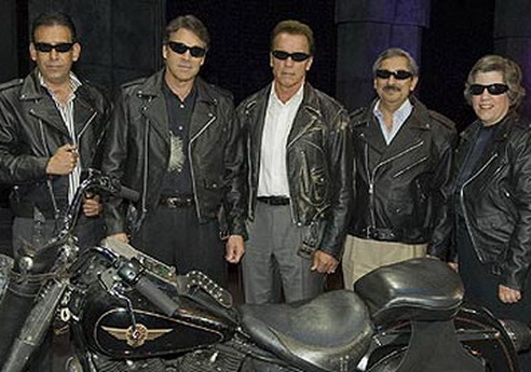 Gobernadores de México y Estados Unidos, con Arnold Schwarzenegger en el centro, caracterizados como a lo Terminador. Foto: AP