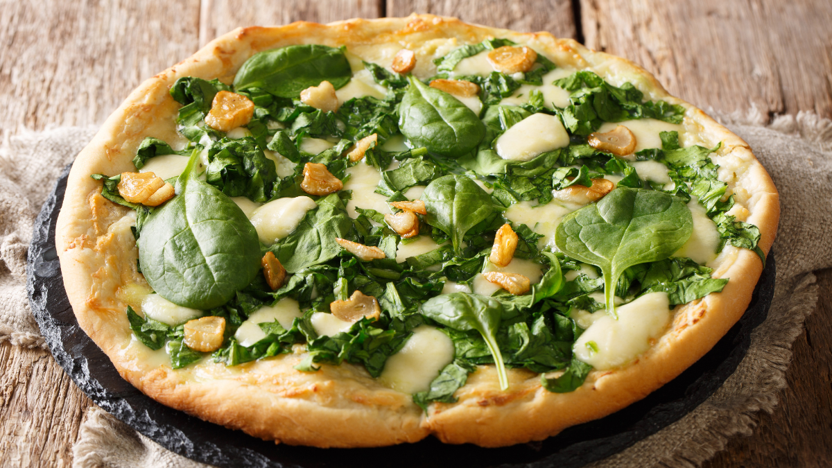 La mejor de nuestras recetas: pizza de espinaca con salsa blanca