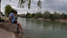 Una pareja refrescándose en el lago del Parque San Martín. Una pareja refrescándose en el lago del Parque San Martín.