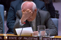 "Estas son personas, seres humanos, privados de agua, alimentos y medicinas durante tanto tiempo y que penden de un hilo", dijo Riyad Mansour.