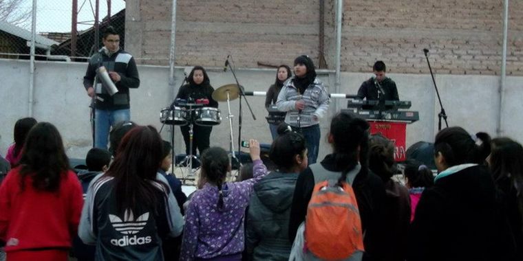 Jóvenes de distintos barrios participaron en el encuentro que se realizó en el polideportivo Filipini. Foto: Jardín estrellita