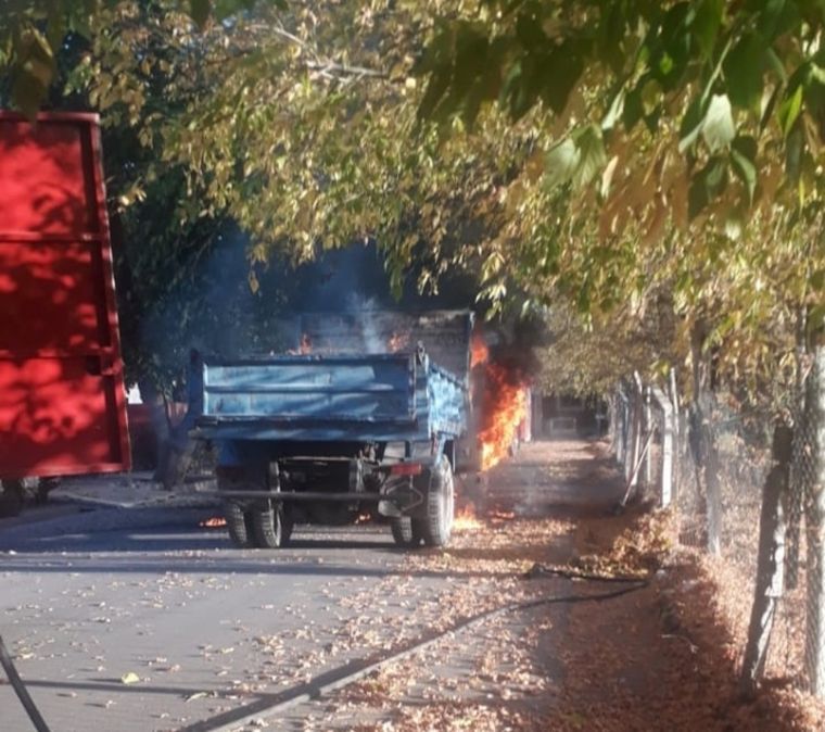 El camión en llamas (Fuente: El Cuco Digital).