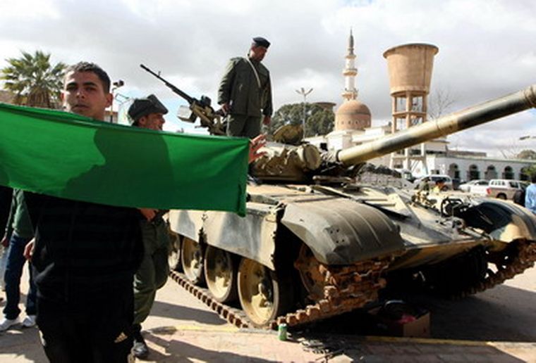 MIlitantes pro Gadafi salieron a pelear a las calles. Foto: AFP