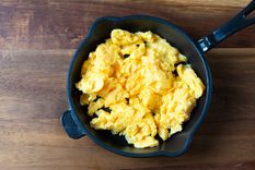 Un chorrito de vinagre ayuda a mejorar la textura de los huevos revueltos.&nbsp;