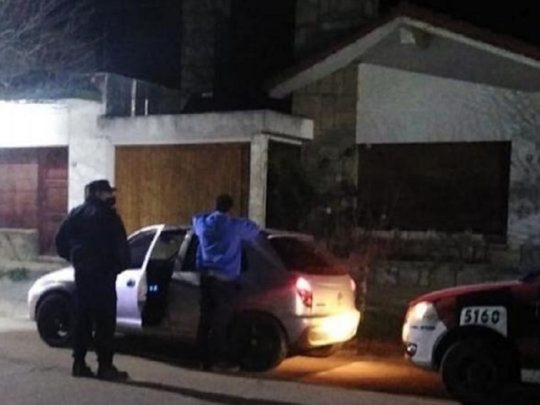 El joven estaba borracho, tenía coronavirus y le tosió en la cara a los policías