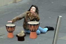 scarlett johansson se cayo y miles se burlaron por la red