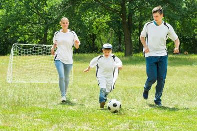 MDZol | depositphotos_121734154-stock-photo-happy-family-playing-football (1)