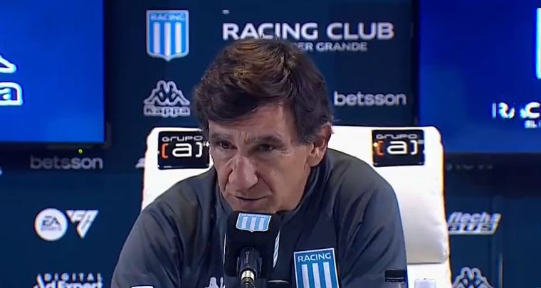 Gustavo Costas y la defensa de su Racing. Foto: Captura