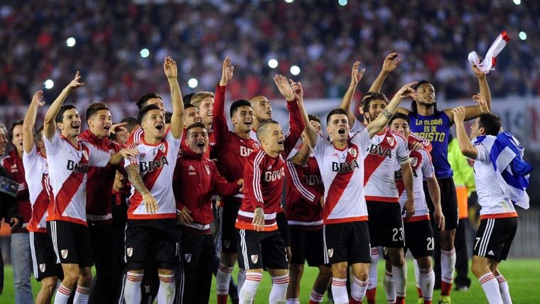 Tomás Andrade, al lado de DAlessandro, festejando uno de los títulos que ganó con River. Foto: @RiverPlate