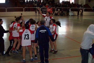 MDZol | El festejo de las chicas de Maipú luego de la obtención del título. Foto: Fabián Segura