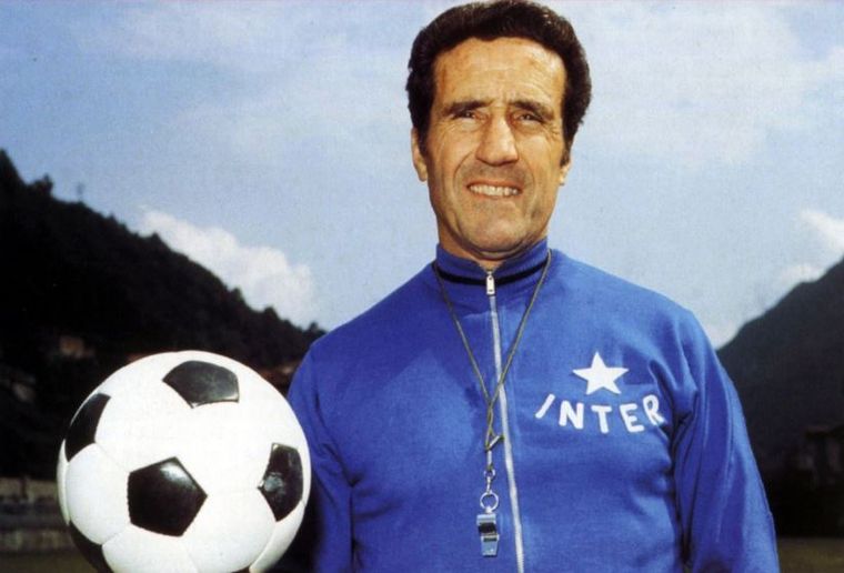 Helenio Herrera, entrenador argentino del Inter que obtuvo 7 títulos. Helenio Herrera, entrenador argentino del Inter que obtuvo 7 títulos.