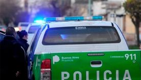 Tras el ingreso policial, encontraron a Ravizzini sin vida, sentado contra una de las paredes del living, rodeado de cables, alambres gruesos, pesas y mancuernas. Foto: NA