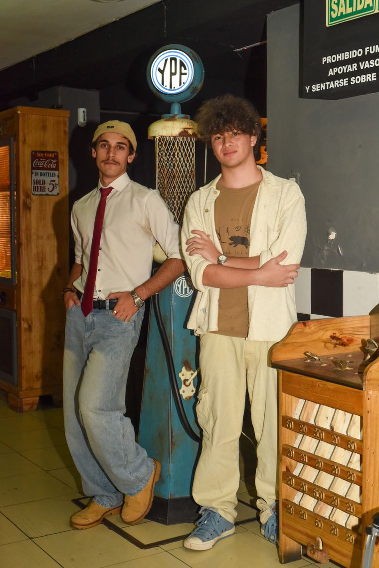 Manuel y Juan Ignacio mucha onda y estilo en una juntada con amigos. Manuel y Juan Ignacio mucha onda y estilo en una juntada con amigos.