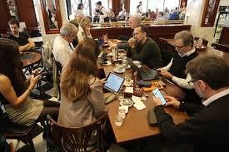 Los periodistas hoy trabajando en el mismo lugar que hace dos años salía el gabinete a mostrarse. Hoy la calle le está mucho más difícil. 
