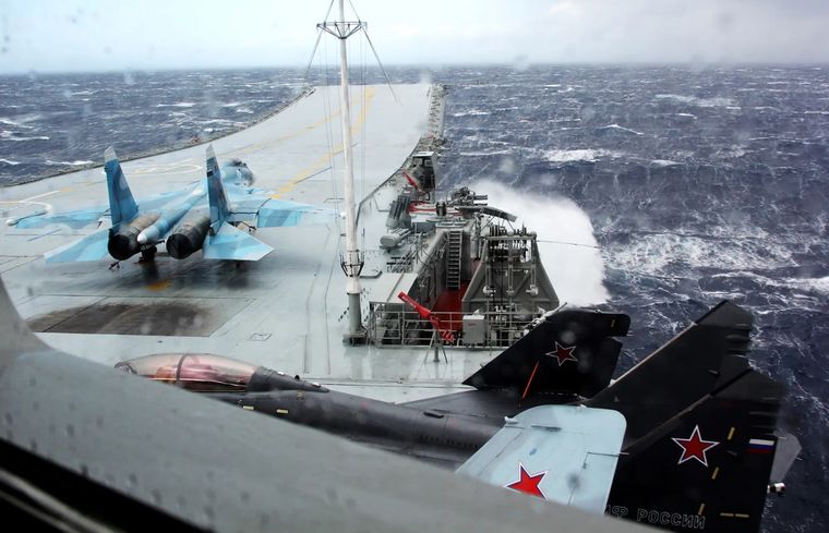 Almirante Kuznetsov Un Su-33 a la izquierda y un MiG 29K a la derecha durante la guerra de Siria Foto: TASS/Getty Images