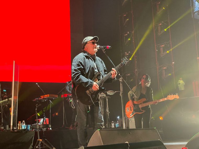 Germán Daffunchio tuvo una gran noche al frente de Las Pelotas en el Movistar Arena. Foto: Gabriel Sotelo