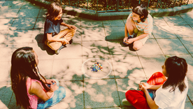 Los chicos jugaban a las bolitas en la calle y también en los recreos.