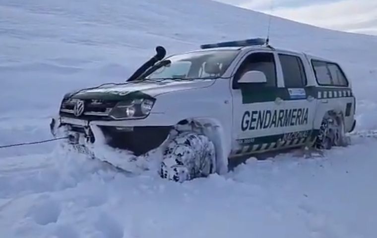 A toda máquina Incluso los vehículos 4x4 encuentran dificultades para avanzar. Foto:  @hmercere.