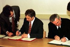 El entonces primer ministro, Tony Blair, y primer ministro irlandés Bertie Ahern firman el Acuerdo del Viernes Santo.