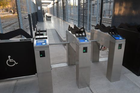 Ciclistas rompieron los molinetes de un parador del Metrotranvía. Ciclistas rompieron los molinetes de un parador del Metrotranvía.