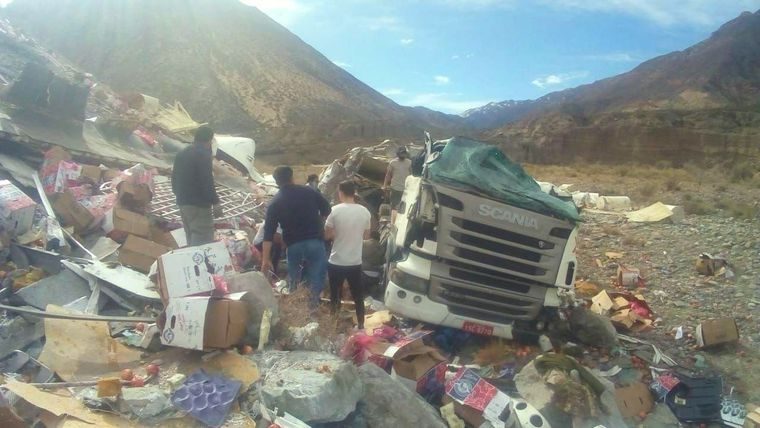 De milagro Al principio, los curiosos decían que el conductor estaba muerto.