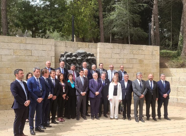 El Ministro del Interior viajó a Israel con una numerosa comitiva que contrastó con la gira unipersonal de Santiago Cafiero a la India.