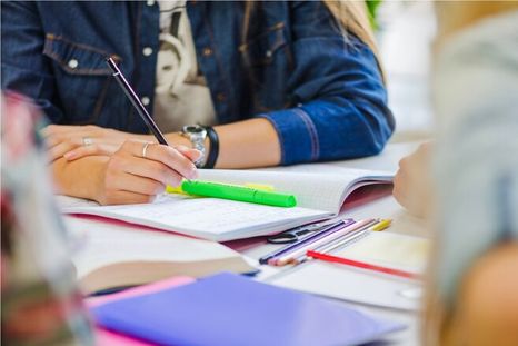 Argentina encabeza en la región la cantidad de estudiantes universitarios en relación con su población, pero al mismo tiempo muestra una menor tasa de graduación que Chile y Brasil. Argentina encabeza en la región la cantidad de estudiantes universitarios en relación con su población, pero al mismo tiempo muestra una menor tasa de graduación que Chile y Brasil.