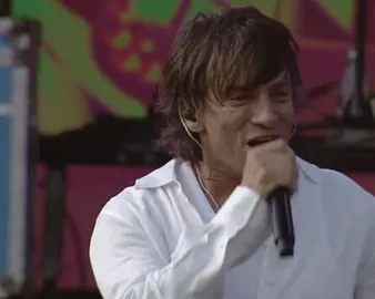 El líder de Turf reapareció tras sufrir un infarto hace solo unos días en un show inolvidable. / Captura Youtube Cosquín 2026 El líder de Turf reapareció tras sufrir un infarto hace solo unos días en un show inolvidable. / Captura Youtube Cosquín 2026