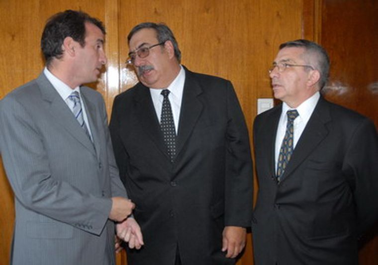 El minstro Francisco Pérez durante la asunción del nuevo director de la EPTM, Oscar Simone