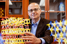 Omar Yaghi es profesor de química en la UC Berkeley.