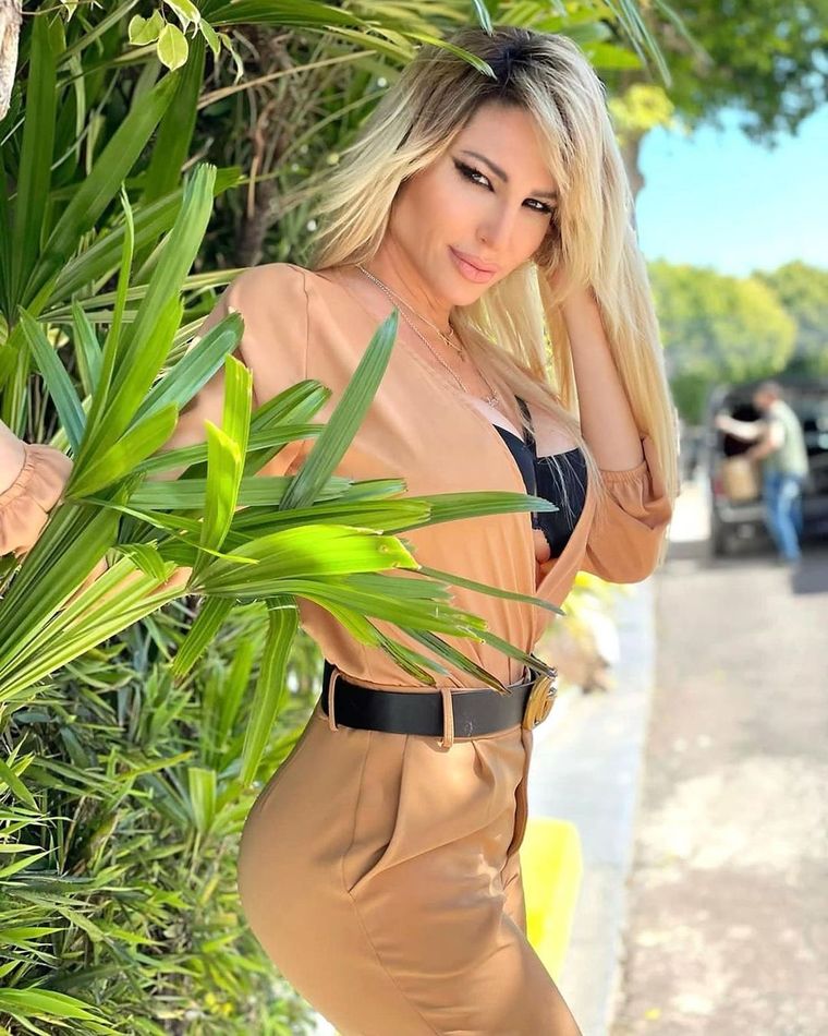 Vicky Xipolitakis tiene los looks con chaqueta de denim que todas necesitamos. Foto: Instagram