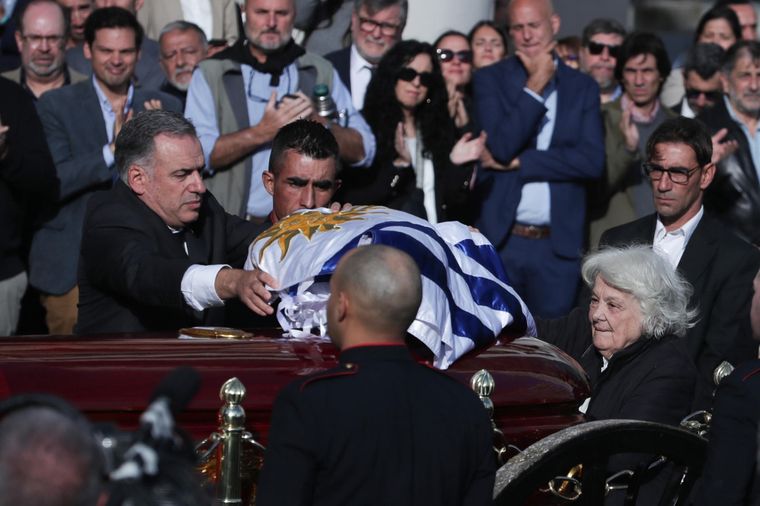 Los restos de Pepe Mujica son despedidos en la ciudad de Montevideo. Foto: EFE