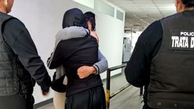 La adolescente y su madre se reencontraron en el Puente Internacional de San José de Pocitos. La adolescente y su madre se reencontraron en el Puente Internacional de San José de Pocitos.