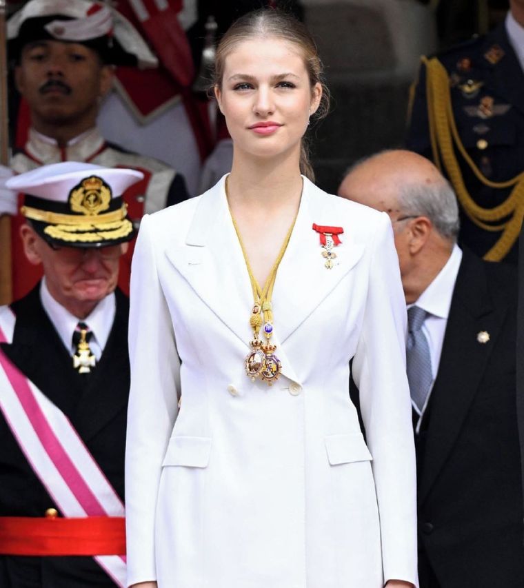 ¡Ya puedes comprar la versión clon de este traje en Zara! Foto: Hola!