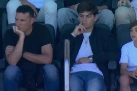 Scaloni junto a sus hijos viendo atentamente a su Mallorca ante Virrarreal. Scaloni junto a sus hijos viendo atentamente a su Mallorca ante Virrarreal.